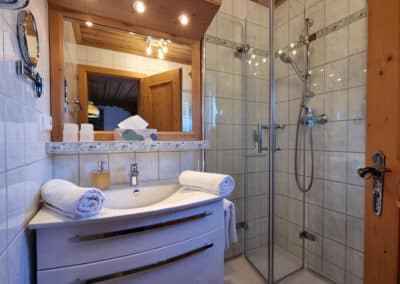 Bad mit Dusche und WC_Ferienwohnung Wetterstein_Haus Alpenzauber_Krün