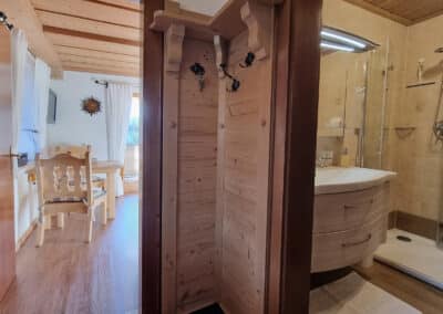 Blick vom Flur ind Bad und in den Wohnraum_Ferienwohnung Soiern_Haus Alpenzauber_Krün