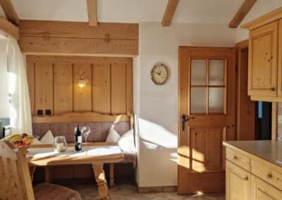 Essecke im Wohnbereich_Ferienwohnung Karwendel_Haus Alpenzauber_Krün