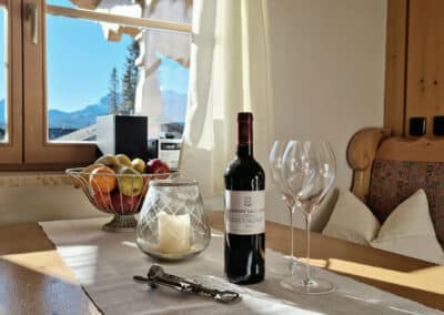 Esstisch mit Wein_Ferienwohnung Karwendel_Haus Alpenzauber_Krün