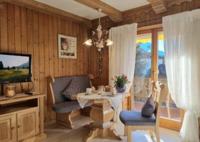 Freundliche Essecke am Balkonfesnter_Ferienwohnung Wetterstein_Haus Alpenzauber_Krün