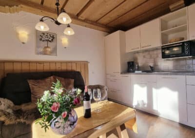 Gemütliche Sitzgruppe mit Couch_Ferienwohnung Soiern_Haus Alpenzauber_Krün