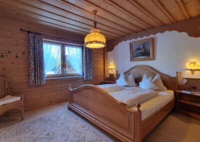 Geräumiges Schlafzimmer_Ferienwohnung Wetterstein_Haus Alpenzauber_Krün