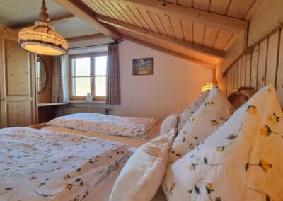 Schlafzimmer Nr. 2_Ferienwohnung Karwendel_Haus Alpenzauber_Krün