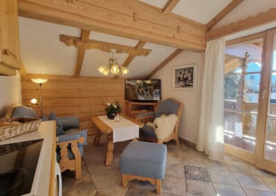 Sonnendurchflutetes Wohnzimmer_Ferienwohnung Karwendel_Haus Alpenzauber_Krün