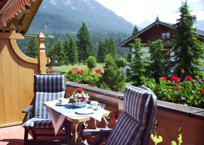 Sonniger Balkon mit traumhaftem Bergblick